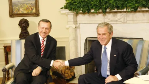 Uluslararası Cephede Sıkışan Burjuvazi Çıkış Arıyor