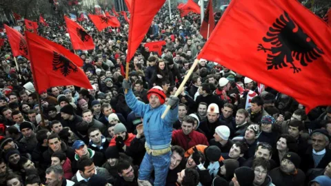 Emperyalist Kapışmanın Ortasında Kosova