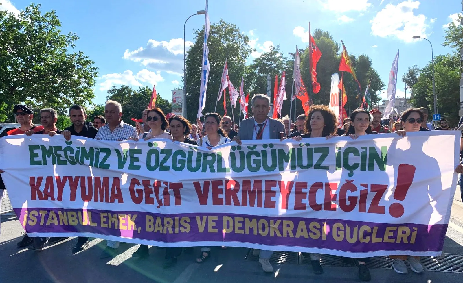 Binler İstanbul’da “Kayyuma Geçit Yok” Dedi, Demokratik Haklara Sahip Çıktı!