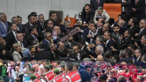 Meclisteki Zorbalık ve Toplumsal Mücadelenin Yönü
