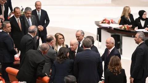 Kayyım Sopası Yine Devrede: Ortadoğu Savaşı, Kürt Sorunu ve Rejimin Hedefleri