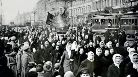 Kadın İşçiler Olarak Yeni Ekim Devrimleri İstiyoruz!