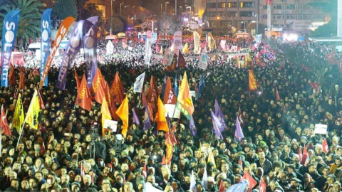 El golpe del régimen para consolidar su poder absoluto: ¡İmamoğlu arrestado, la oposición social se levanta!