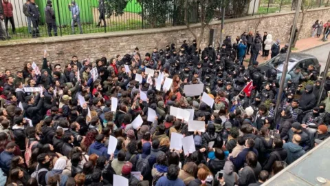 Gençlerin Değişim Arzusuna Kelepçe Vurulamaz
