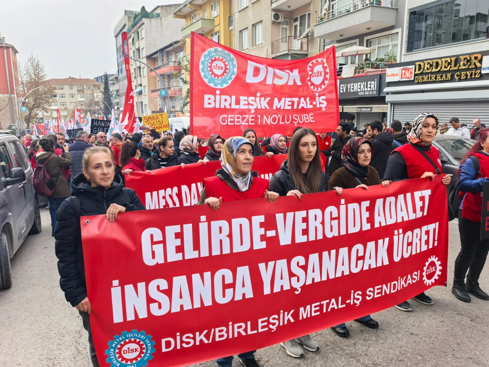 Binlerce İşçi Gebze’den Haykırdı: Asgari Değil İnsanca Yaşam İstiyoruz!